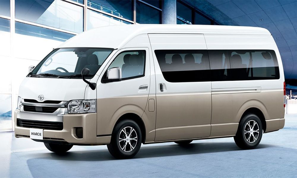 ハイエース（白とベージュのワゴン車）の外観